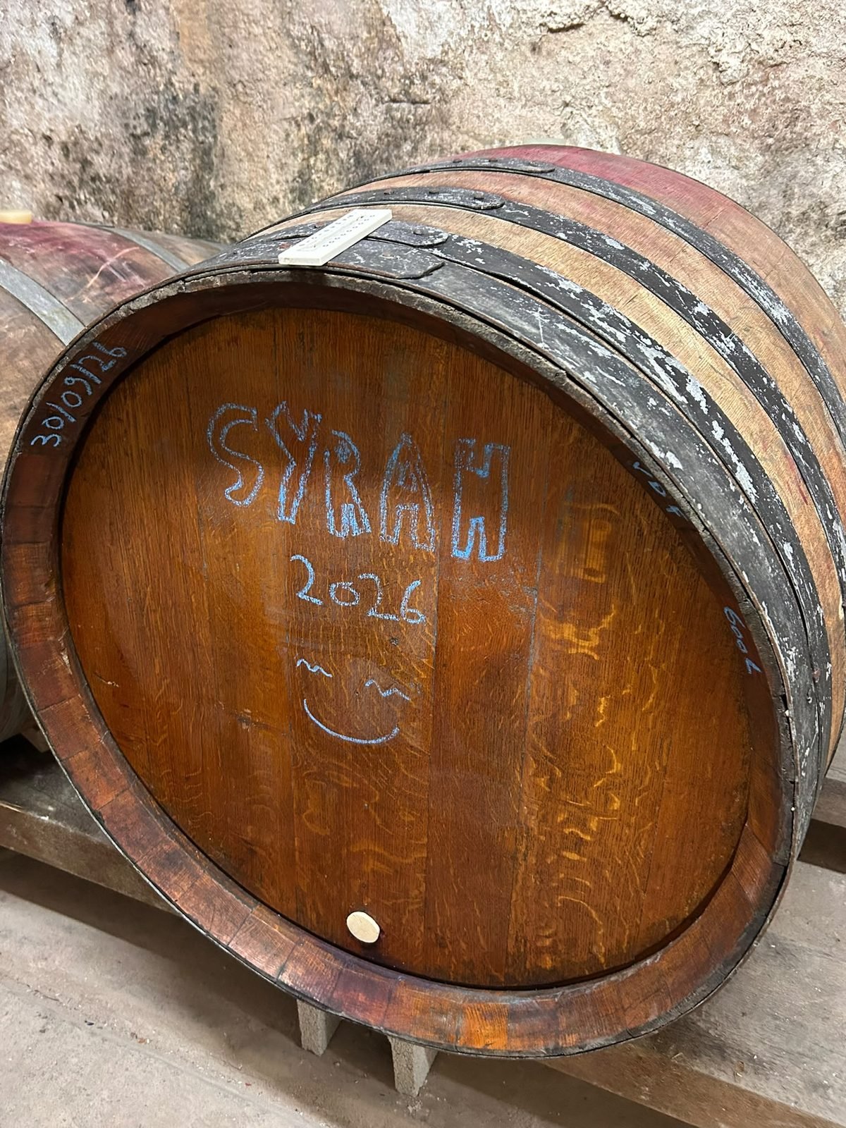 Fût de Syrah 2026, marqué à la craie